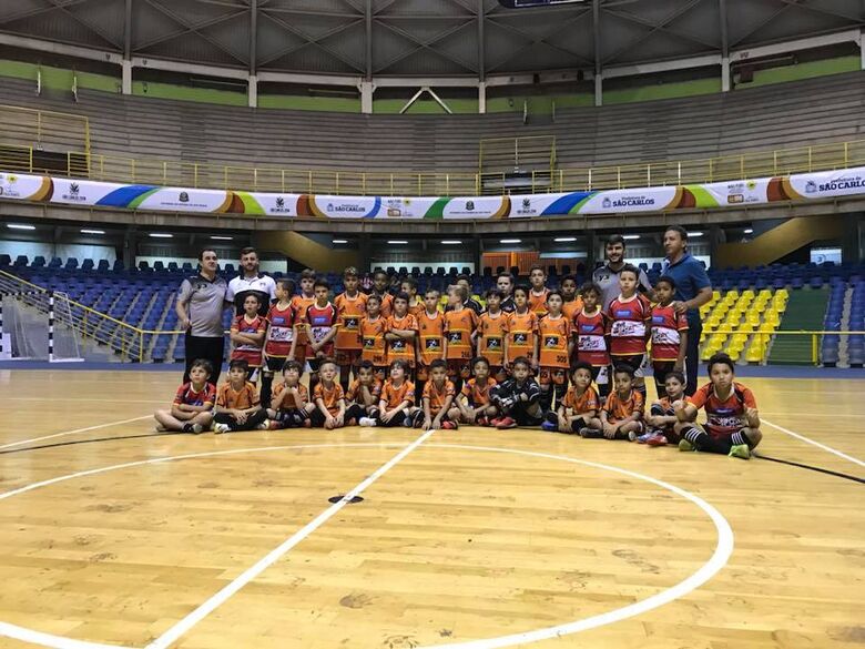 Atletas do CE Multi Esporte participam da preliminar do jogo do São Carlos Futsal - Crédito: Divulgação