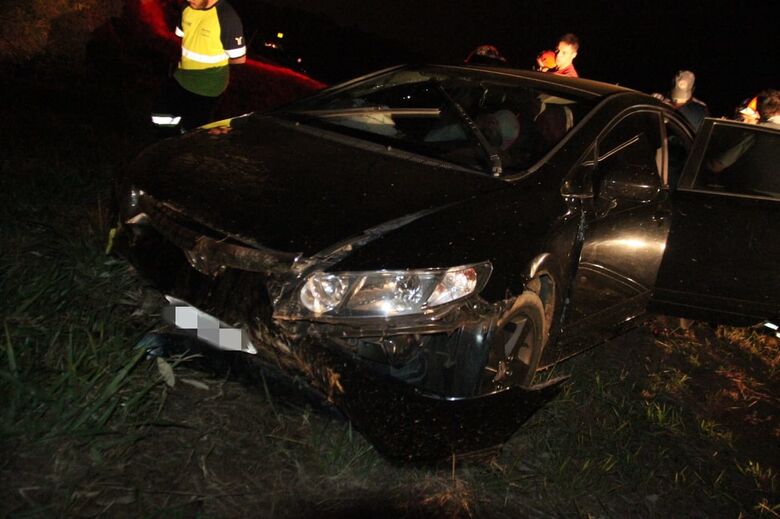 Motorista perde controle, carro roda na pista e colide em barranco - Crédito: Maycon Maximino