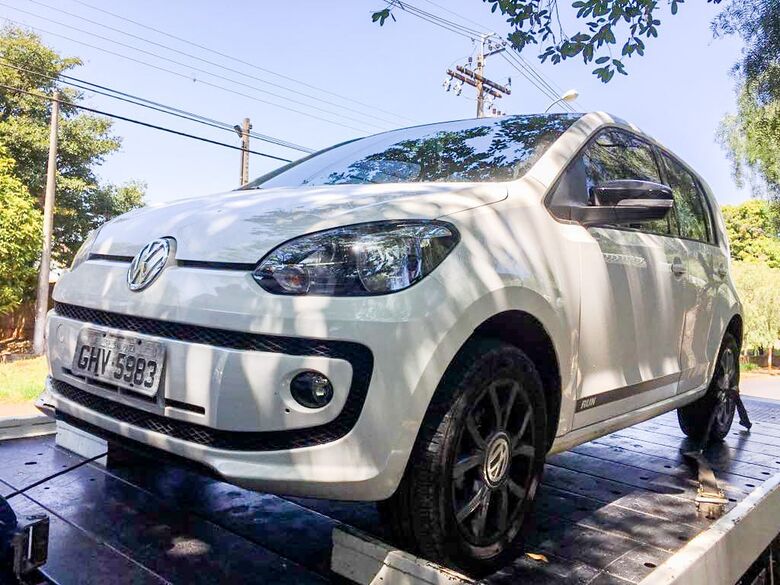 Carro furtado é abandonado no Jardim Gonzaga - Crédito: Marco Lúcio