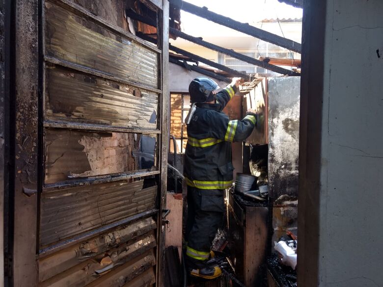 Defeito em botijão de gás provoca incêndio em casa na Vila Nery - Crédito: Luciano Lopes