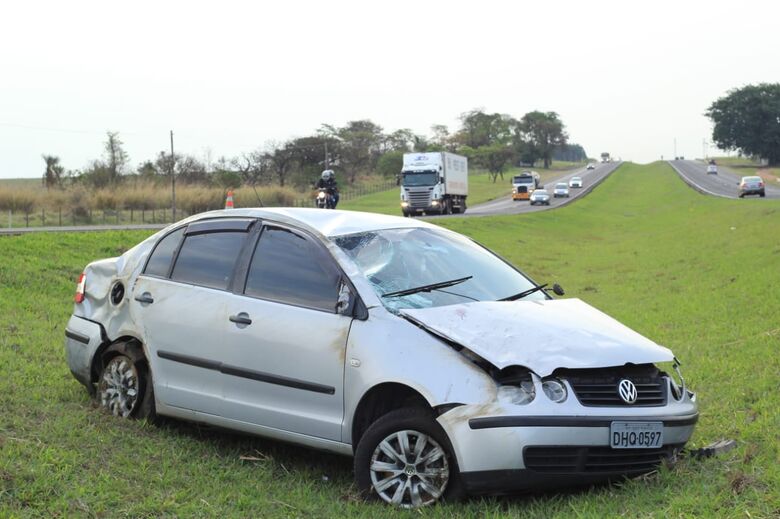 Carro capota e quatro pessoas são encaminhadas à Santa Casa de São Carlos - Crédito: Marco Lucio