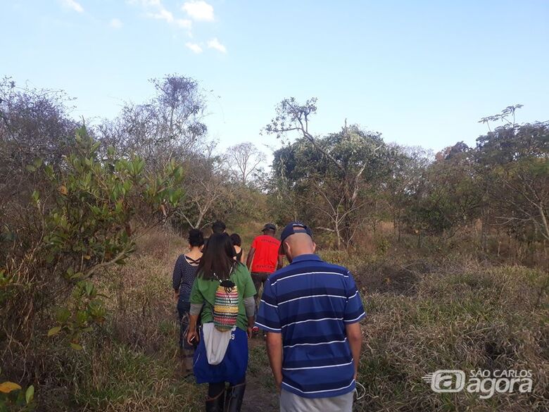Grupo durante visita guiada no Cerrado da UFSCar - Crédito: Projeto Trilha da Natureza/UFSCar