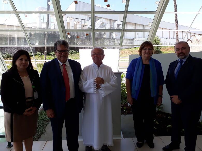 Padre e representantes do HU, UFSCar e Ebserh no novo espaço - Crédito: Gisele Bicaletto - CCS/UFSCar