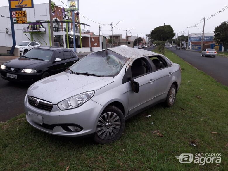 Carro capota em curva perigosa na Bruno Ruggiero Filho - Crédito: Maycon Maximino