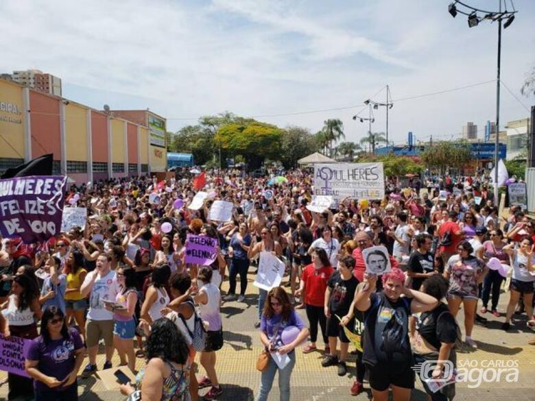 Protesto contra Bolsonaro reúne 1,5 mil pessoas, estimam organizadores - Crédito: Abner Amiel/Folha São Carlos e Região