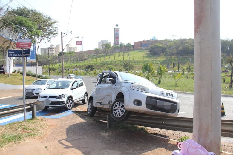 Após colisão carro sobe em guard-rail - Crédito: Maycon Maximino
