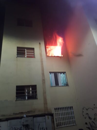 Após discutir com esposa, homem se tranca e ateia fogo em apartamento - Crédito: Divulgação