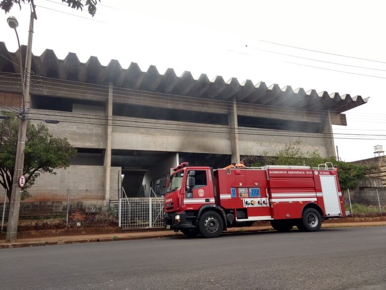 Desocupados ateiam fogo em materiais recicláveis na Lagoa Serena - Crédito: Luciano Lopes
