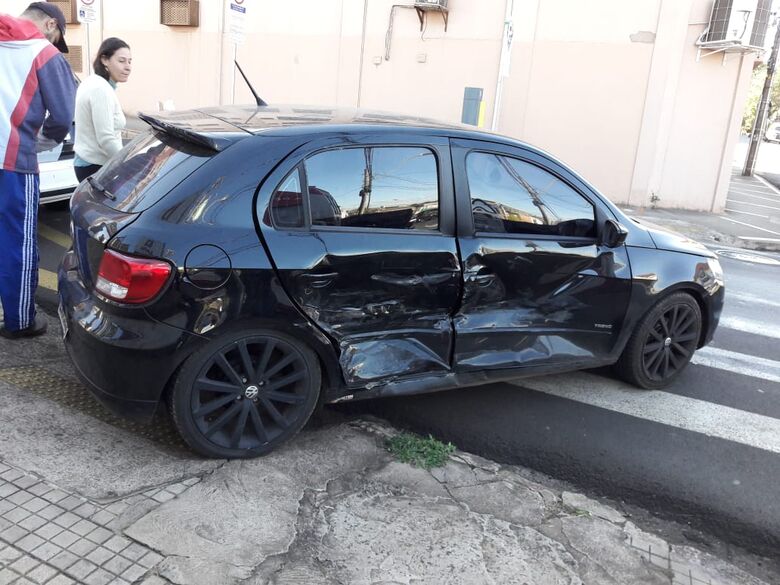 Motorista avança sinal de pare e causa colisão no centro - Crédito: Maycon Maximino