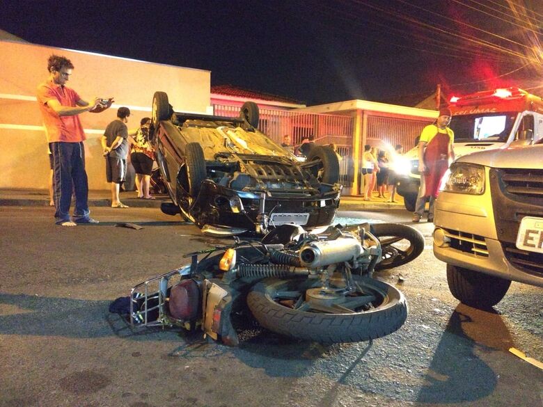 Ao sair do trabalho, motorista provoca colisão e capota carro - Crédito: Luciano Lopes