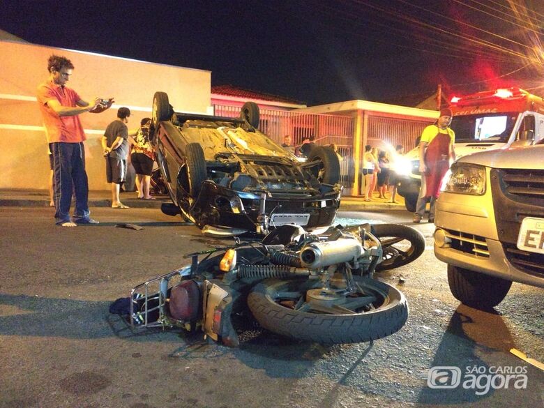 Ao sair do trabalho, motorista provoca colisão e capota carro - Crédito: Luciano Lopes