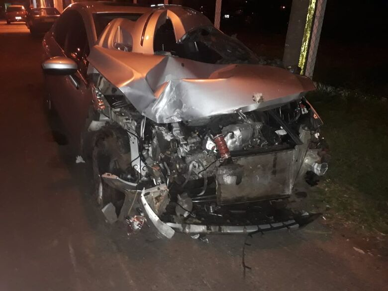 Carro colide em mureta de concreto na Washington Luís - Crédito: Divulgação