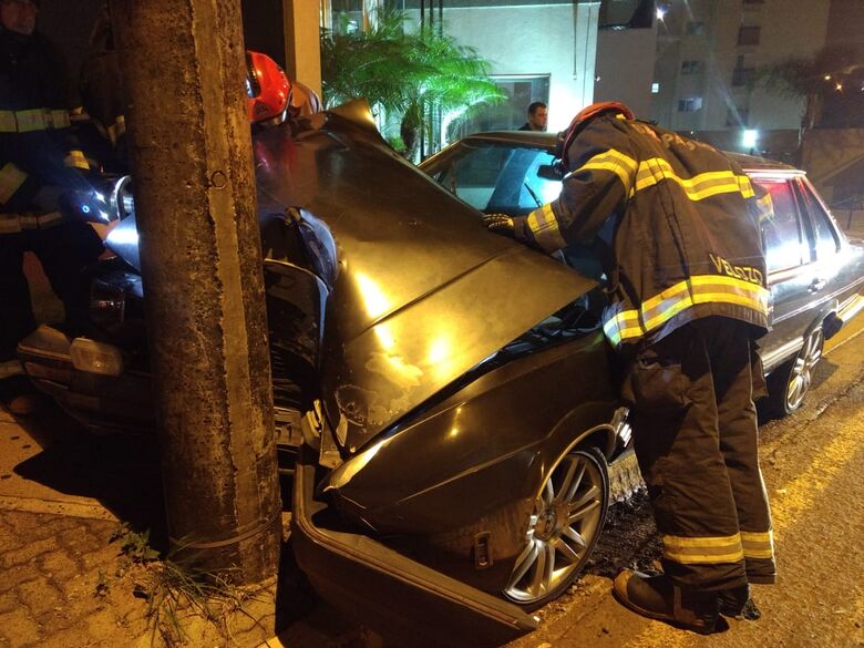 Carro bate em poste na região do shopping - Crédito: Luciano Lopes