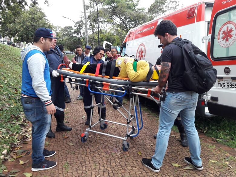Após tropeçar em sarjeta, mulher cai e fere o rosto - Crédito: Maycon Maximino