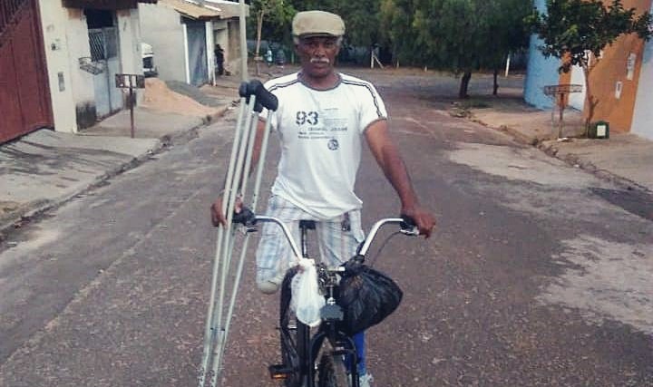 Com perna amputada, catador de recicláveis pedala 15km por dia para sustentar família - Crédito: Rodney Marcondes