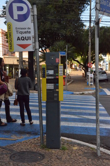 Após novas regras, 277 motoristas foram multados na Área Azul - Crédito: Divulgação