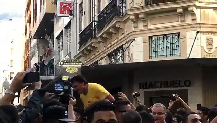 Bolsonaro é esfaqueado em ato de campanha - Crédito: Reprodução Internet