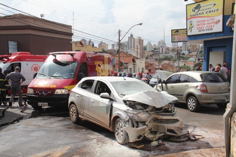 Carros colidem violentamente e motorista sofre fratura exposta no joelho - Crédito: Maycon Maximino