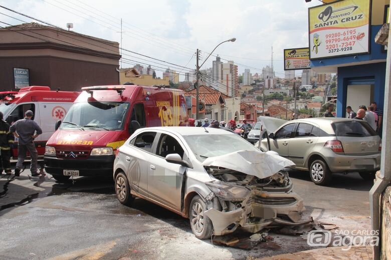 Carros colidem violentamente e motorista sofre fratura exposta no joelho - Crédito: Maycon Maximino