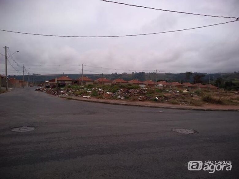 Apesar das denúncias, lixo permanece em terrenos abandonados no Eduardo Abdelnur - Crédito: Divulgação