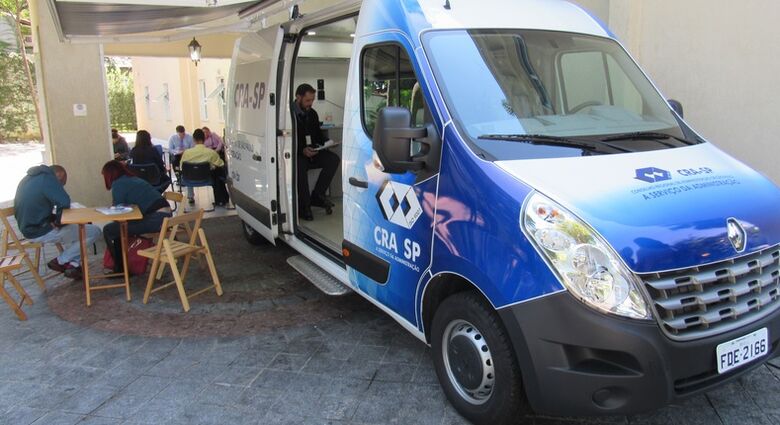 Unidade móvel do CRA-SP oferece serviços gratuitos à população em São Carlos - Crédito: Divulgação