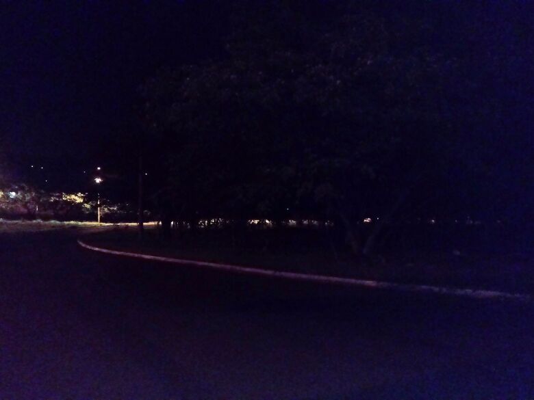 Apesar dos apelos, pedestres são obrigados a caminhar na escuridão na rotatória Celeste Zanon - Crédito: Marcos Escrivani