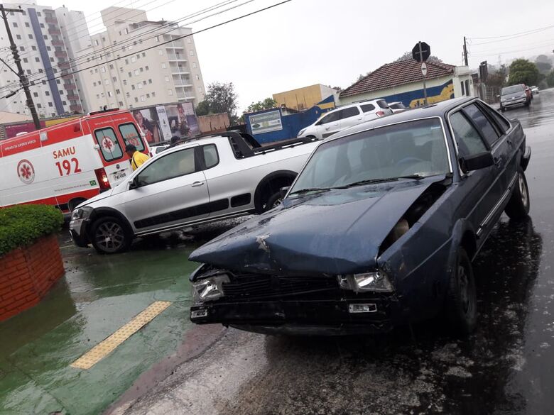 Sob chuva, carros colidem no centro - Crédito: Maycon Maximino
