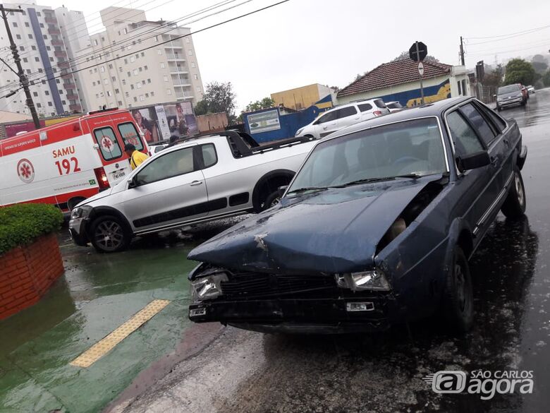 Sob chuva, carros colidem no centro - Crédito: Maycon Maximino