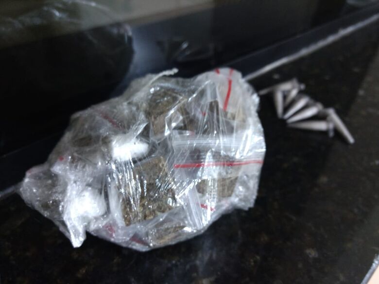 Adolescente é flagrado com maconha e cocaína - Crédito: Luciano Lopes
