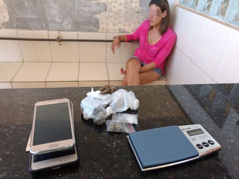 Mulheres são flagradas com 19 tijolos de maconha no Hikari - Crédito: Luciano Lopes
