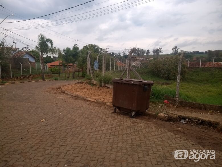 São Carlos Ambiental realiza a limpeza no Residencial Waldomiro Vendrasco e troca o container - Crédito: Divulgação