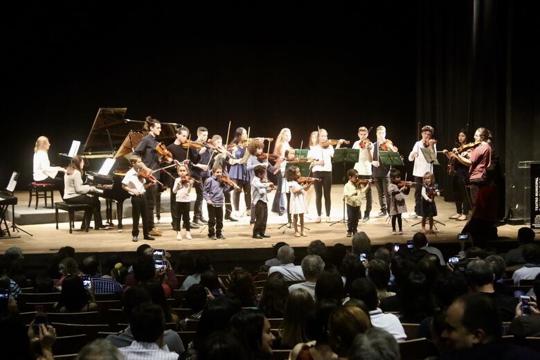 Recital Beneficente lotou Teatro Municipal e arrecadou centenas de produtos - Crédito: Andrea Castro