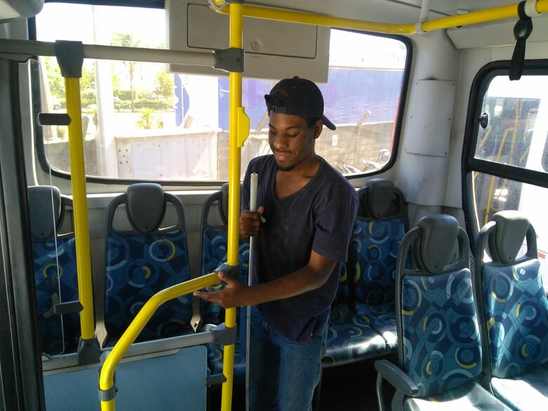 Suzantur São Carlos recebe alunos do Espaço Braille para reconhecimento tátil de seus ônibus - Crédito: Divulgação