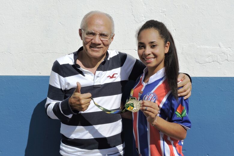 Thamires, campeã em Belo Horizonte, ao lado do presidente do Lobão, Benedito Pinheiro - Crédito: Gustavo Curvelo/Divulgação