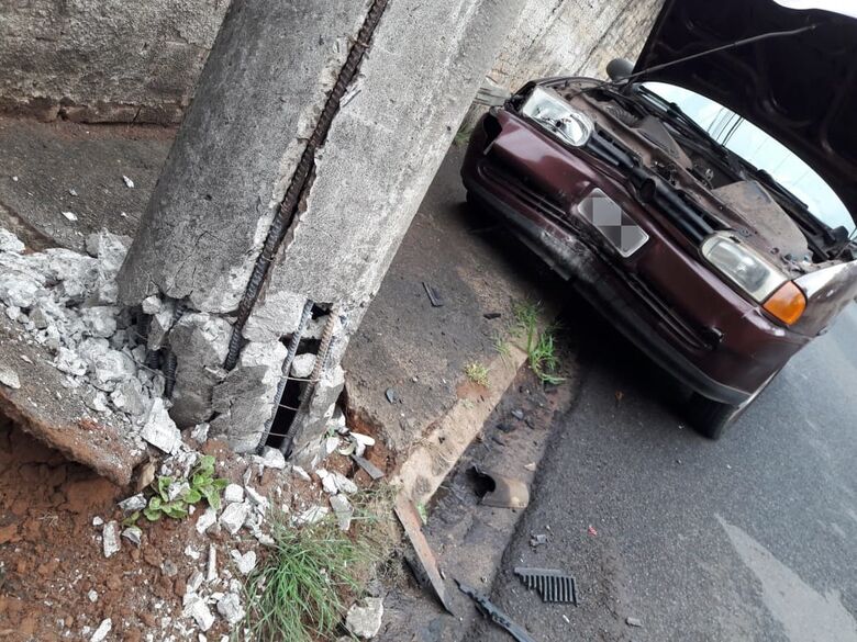 Carro colide em poste e bairro fica sem energia - Crédito: Maycon Maximino