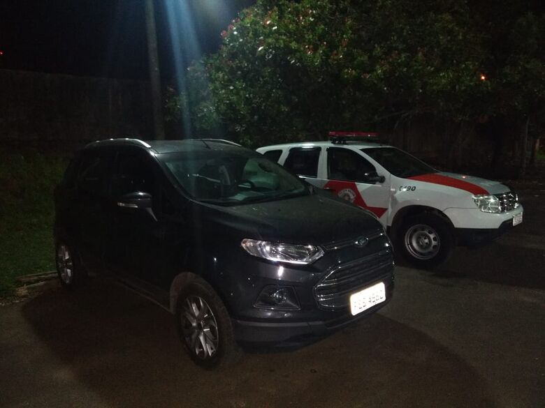 Carro produto de roubo é localizado em garagem de residência - Crédito: Luciano Lopes