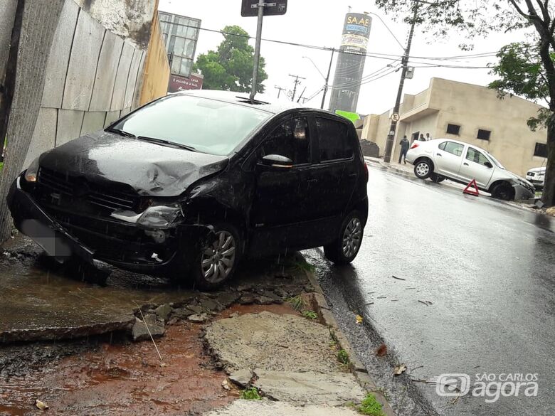 Após colisão, carro é arremessado para calçada e cai em buraco - Crédito: Maycon Maximino