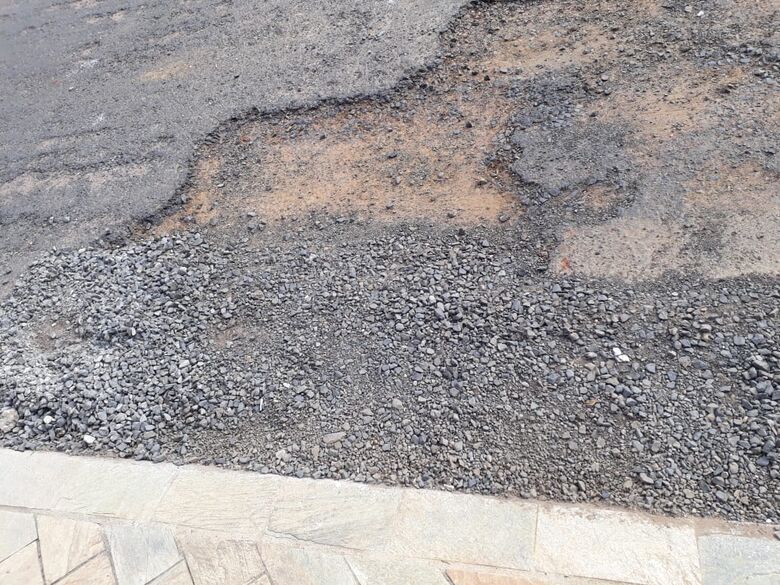 Via esburacada acaba com a paz de moradores da rua Paraguai - Crédito: Divulgação