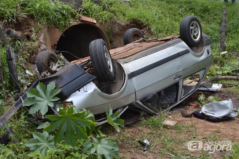 Carro capota na estrada vicinal que liga Ribeirão Bonito a Guarapiranga - Crédito: Lucas Castro/RB Na Rede