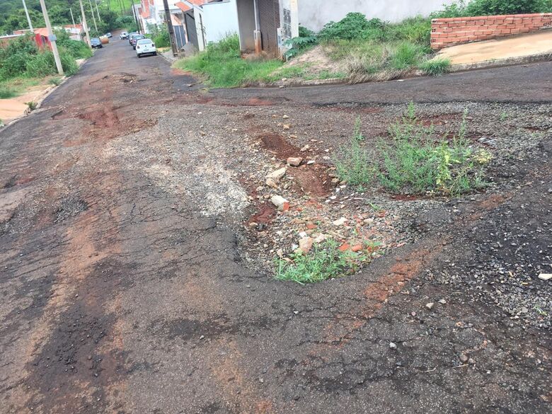 Metade asfalto e metade terra: rua está intransitável no Prolongamento Jardim das Torres - Crédito: Divulgação