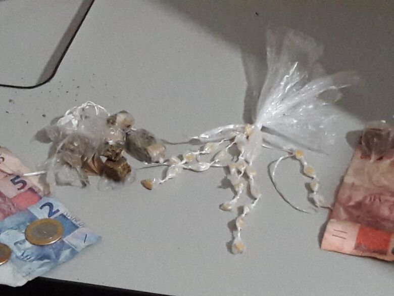 Desocupado é flagrado com maconha e crack - Crédito: Maycon Maximino