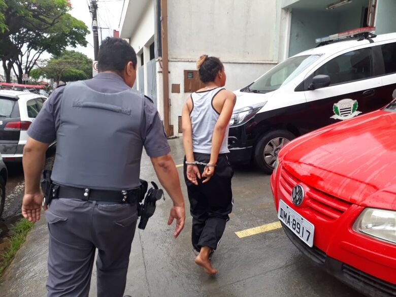 Mulher é detida após tentar assaltar loja no Aracy II - Crédito: Marco Lúcio
