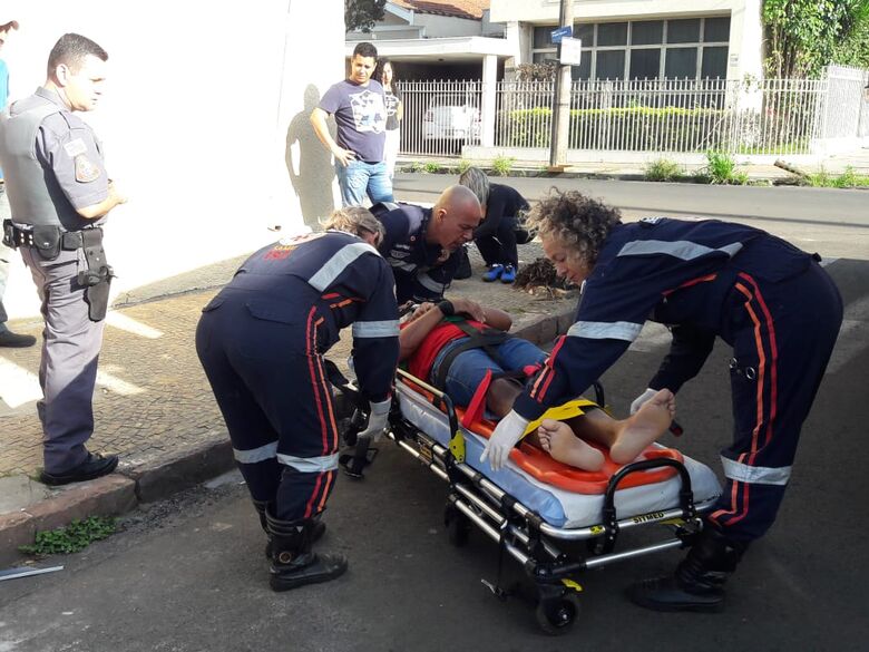 Motociclista arrebenta vidro lateral de carro após colisão - Crédito: Maycon Maximino