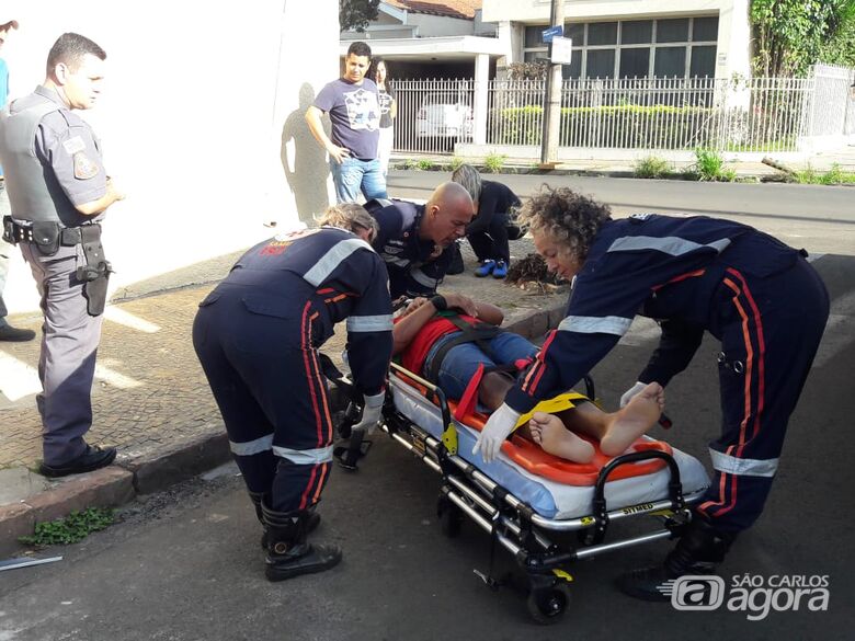 Motociclista arrebenta vidro lateral de carro após colisão - Crédito: Maycon Maximino