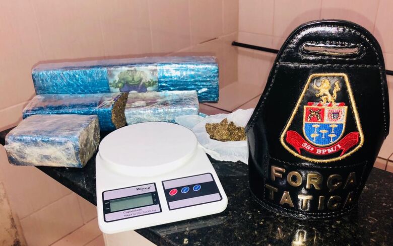 Jovem carregava 2,2 quilos de maconha na mochila - Crédito: Divulgação