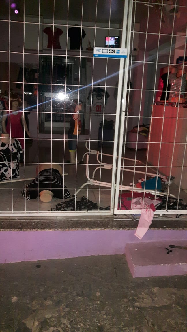 Jovem é preso ao ser flagrado "pescando" roupas em loja na Antonio Blanco - Crédito: Divulgação
