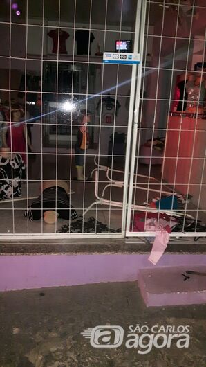 Jovem é preso ao ser flagrado "pescando" roupas em loja na Antonio Blanco - Crédito: Divulgação