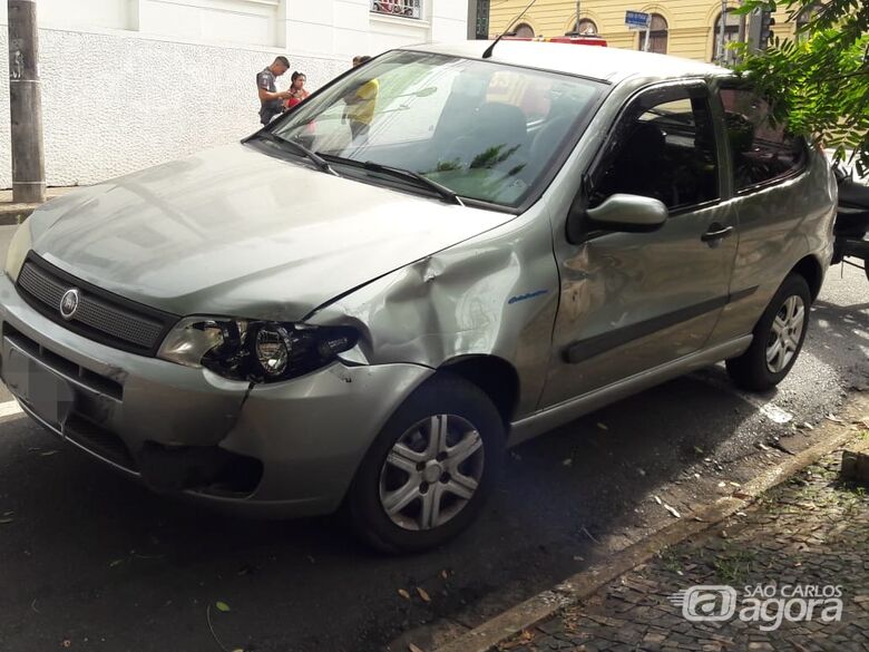 Motociclista cochila, ‘vara’ sinal vermelho e provoca acidente - Crédito: Maycon Maximino