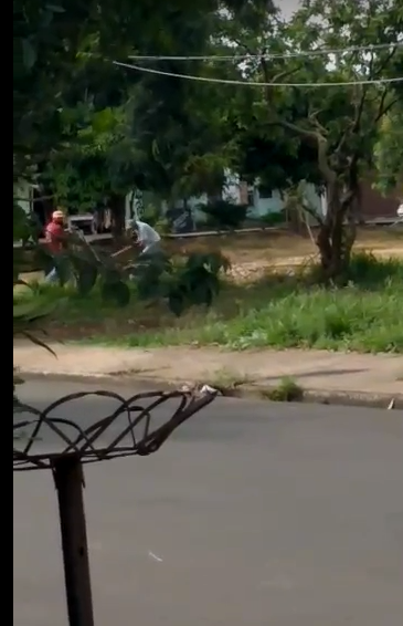Dois homens são flagrados descartando entulho em terreno municipal - Crédito: Divulgação