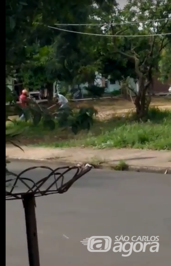 Dois homens são flagrados descartando entulho em terreno municipal - Crédito: Divulgação